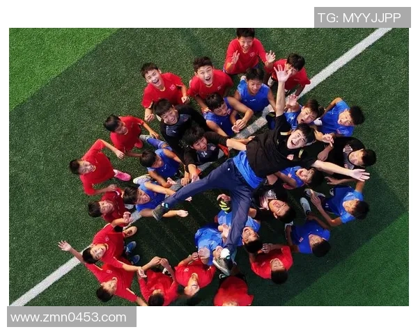 我校足球队的拼搏精神与团结合作的精彩瞬间 我校足球队的拼搏精神与团结合作的精彩瞬间