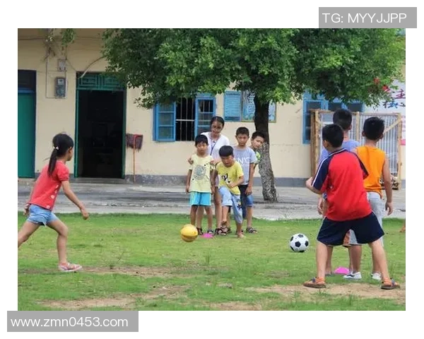 爱踢足球的男生在床上展现的另一面与生活的趣味交织